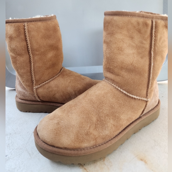 UGGS Tan Suede Boots PREOWNED SZ 7 - Picture 1 of 11